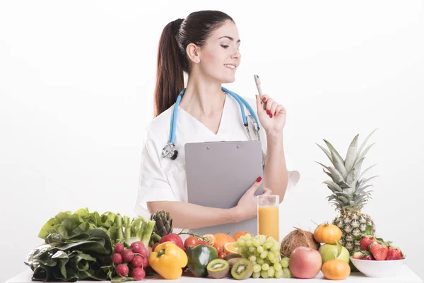 Diététiste féminine en uniforme avec stéthoscope — Photo