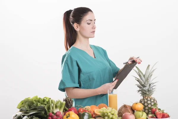 Diététiste féminine en uniforme avec stéthoscope — Photo