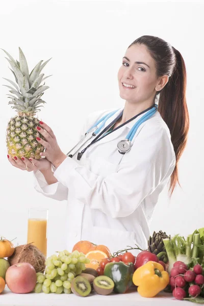 Dietetyka kobiet w mundurze z stetoskop — Zdjęcie stockowe
