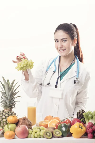 Vrouwelijke diëtist in uniform met de stethoscoop — Stockfoto