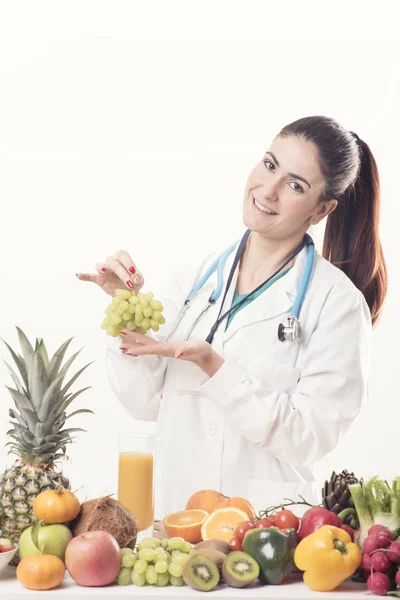 Διαιτολόγος γιατρός στο γραφείο της με φρούτα — Φωτογραφία Αρχείου