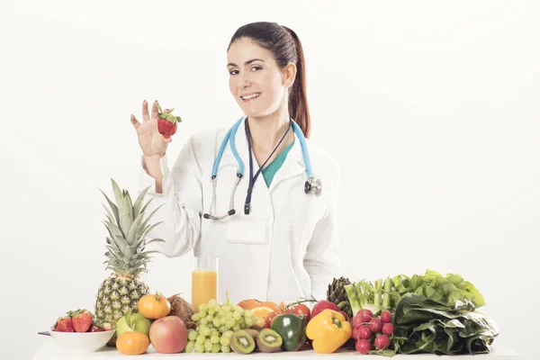 Médecin diététiste sur son bureau avec des fruits — Photo