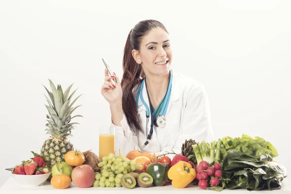 Lekarz dietetyk na jej biurku z owocami — Zdjęcie stockowe