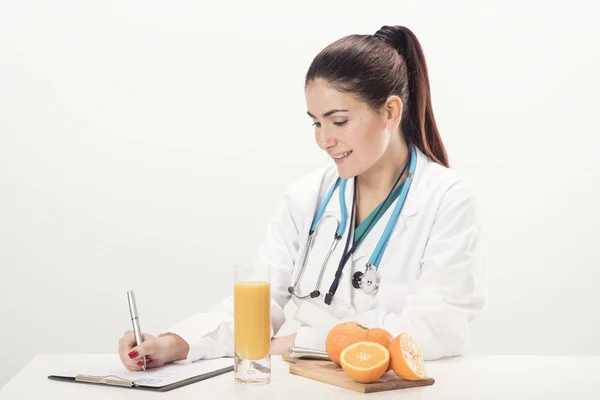 Médecin diététiste sur son bureau avec des fruits — Photo