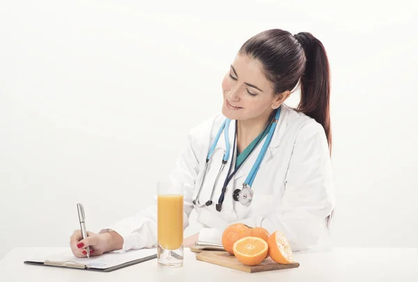 Lekarz dietetyk na jej biurku z owocami — Zdjęcie stockowe