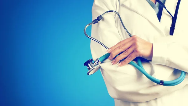 Doctor holding a stethoscope with arms crossed and copy space — Stock Photo, Image