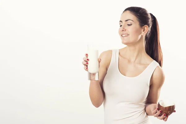 Jeune femme au lait de coco et de coco — Photo