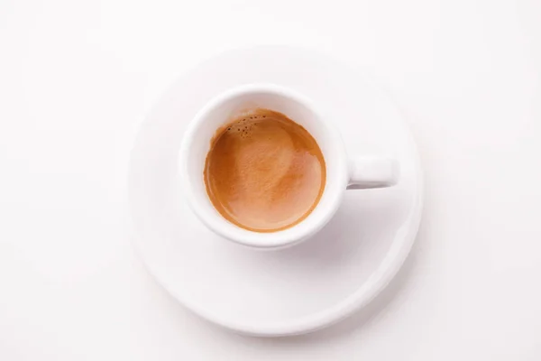 Vista dall'alto una tazza di caffè espresso isolato su sfondo bianco — Foto Stock