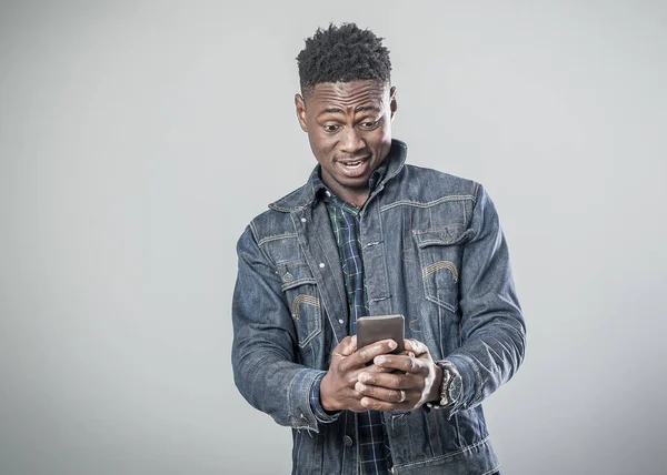 Afro Amerikan genç adam telefonda konuşurken — Stok fotoğraf