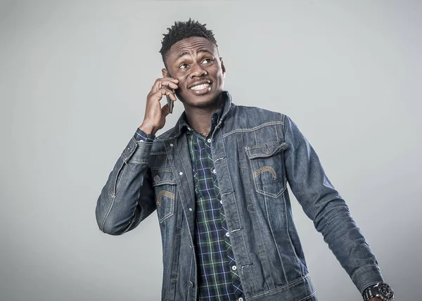 Afro americano giovane uomo parlando al telefono — Foto Stock