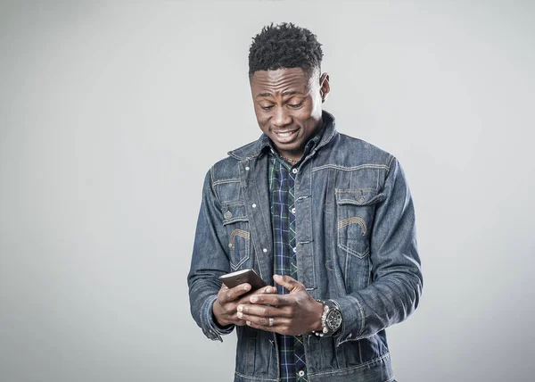 Jeune homme afro-américain parlant au téléphone — Photo