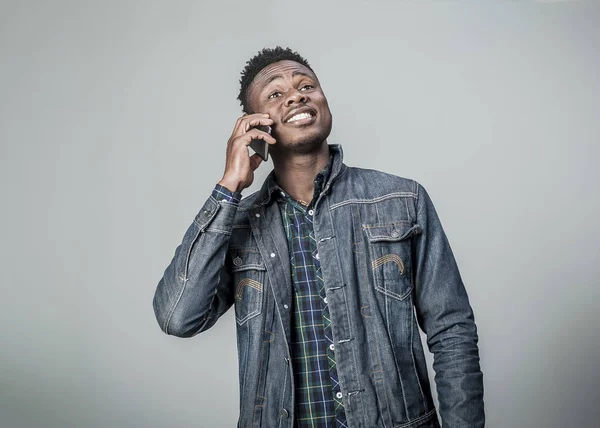 Афро американських молода людина, говорити по телефону — стокове фото