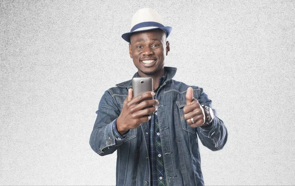 Afro americano giovane uomo parlando al telefono — Foto Stock