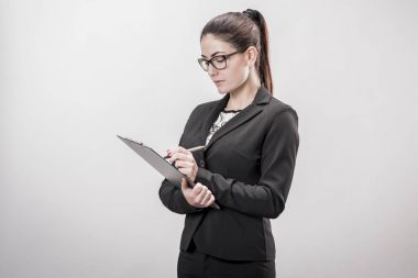 güzel bir iş kadını çekici notlar onun panoya 