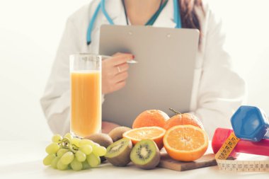Beslenme uzmanı doktor kadın