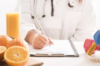 Beslenme uzmanı doktor kadın