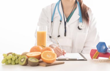 Beslenme uzmanı doktor kadın