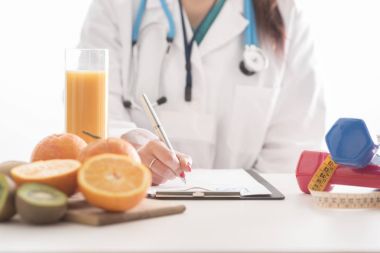 Beslenme uzmanı doktor kadın