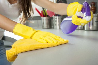 kadın temizlik modern mutfak