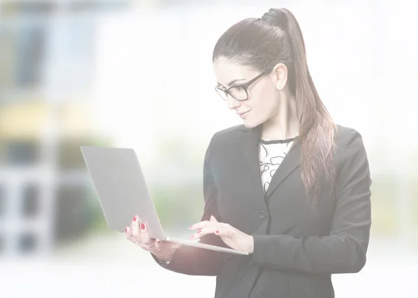 Portrait d'une jeune femme d'affaires utilisant un ordinateur portable — Photo
