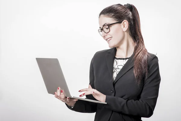 Jeune femme de carrière réussie tient son ordinateur portable — Photo