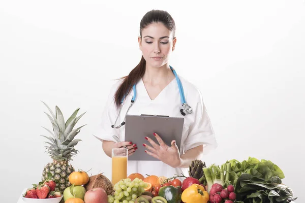 Médico dietista recomendando comida saludable —  Fotos de Stock
