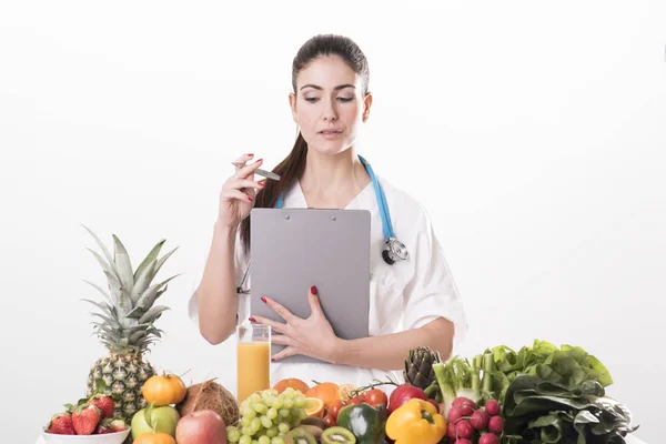 Ręce lekarza medycyny na owoce i warzywa — Zdjęcie stockowe
