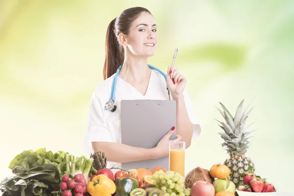 Läkare dietist rekommendera hälsosam mat — Stockfoto
