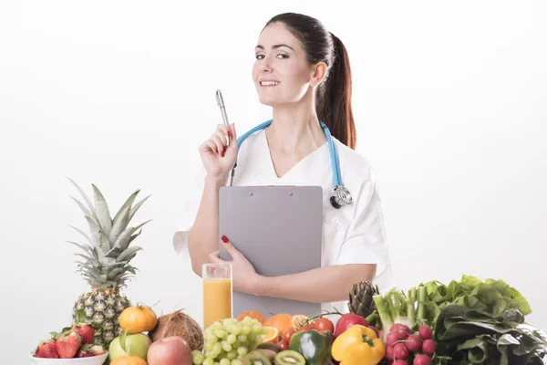 Médico dietista recomendando comida saludable — Foto de Stock