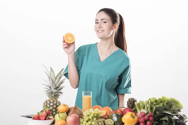 Doctor dietitian recommending healthy food — Stock Photo, Image