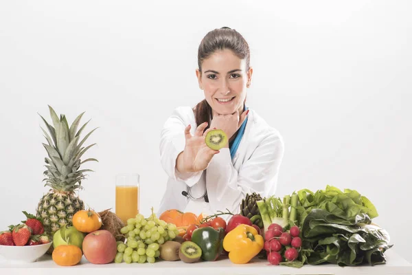 Sağlıklı gıda öneren doktor diyetisyen — Stok fotoğraf