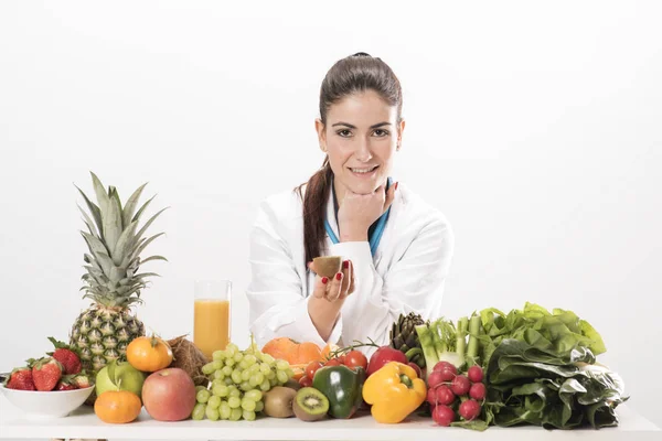 Doctor dietitian recommending healthy food — Stock Photo, Image