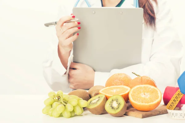 Eller üzerinde meyve ve sebze tıp doktoru — Stok fotoğraf