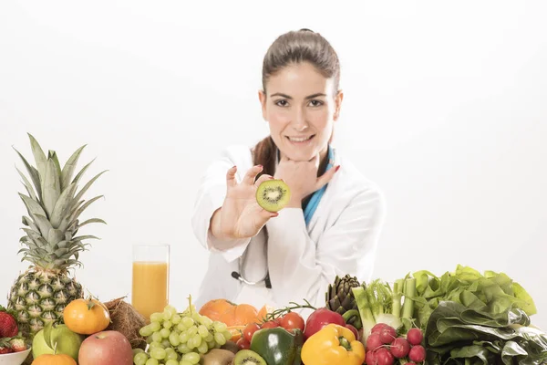 Médico dietista recomendando comida saludable —  Fotos de Stock