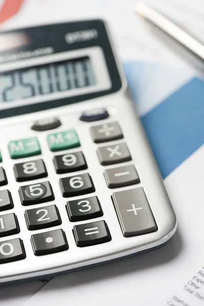 Calculator op de financiële en zakelijke documenten — Stockfoto