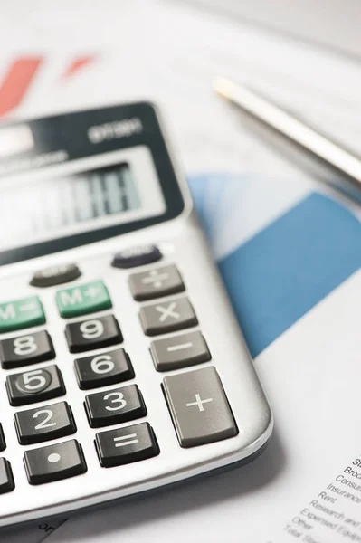 Calculator op de financiële en zakelijke documenten — Stockfoto