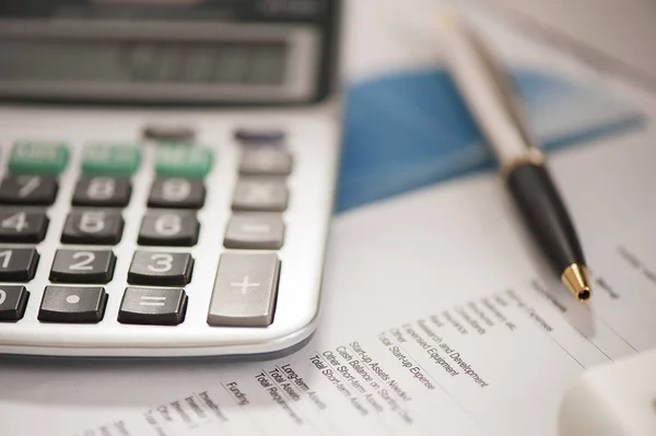 Калькулятор фінансово-господарських документів — стокове фото