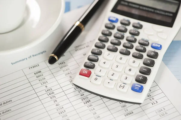 Калькулятор по финансовой и деловой документации — стоковое фото