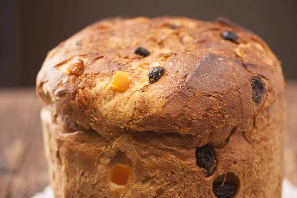 Hausgemachter Panettone. Traditioneller italienischer Weihnachtskuchen — Stockfoto