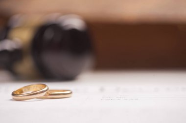 Alyans belgesindeki tokmak ile