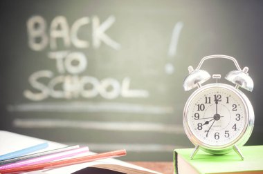 Sınıfta kitap yığını