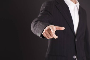 Takım elbiseli bir adam puan parmak