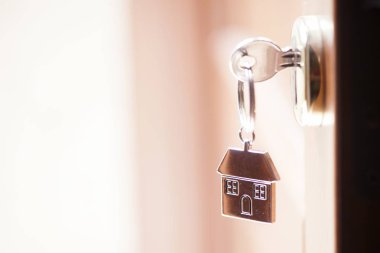 Evin anahtarı kapıda.