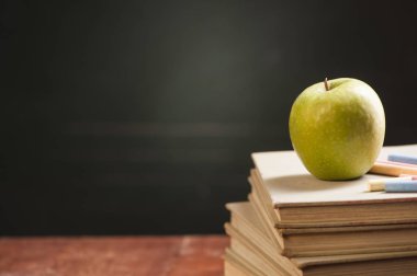 Elma ve kitap. Geri okul kavramı