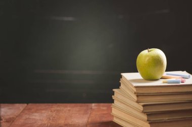 Elma ve kitap. Geri okul kavramı