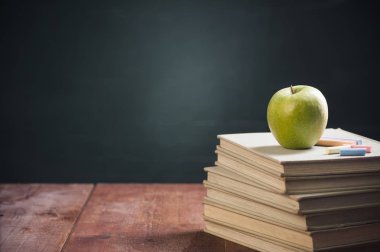 Elma ve kitap. Geri okul kavramı