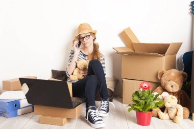 Yeni daireli Ev mobilya montaj hareketli genç kadın