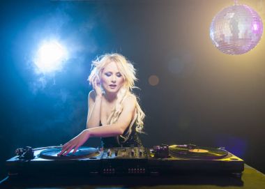 DJ kız parti güvertelerde açık