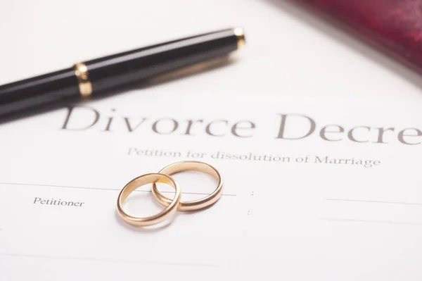 Cincin pernikahan pada dokumen dengan gavel — Stok Foto