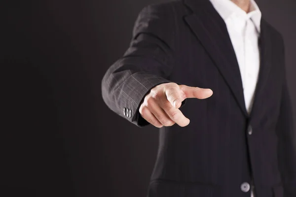 En man i kostym pekar finger — Stockfoto